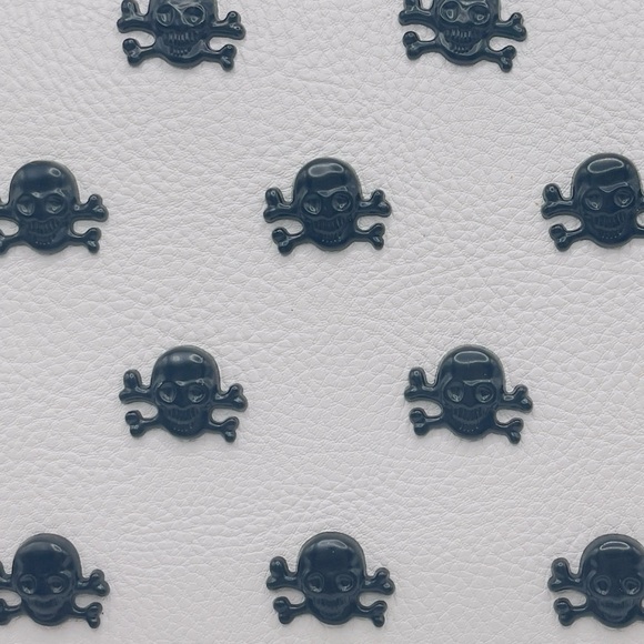 NWT Betsey Johnson Skull Crossbody Bag - White With Black Hardware - Picture 6 of 10